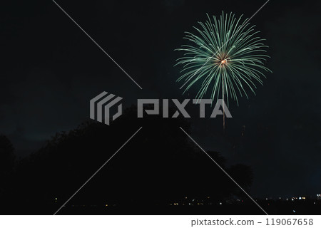 Nakanocho Fireworks Festival in Hamamatsu City as seen from the Tenryu River riverbed (Shizuoka Prefecture) 119067658