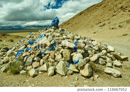Mongolian Ovoo,, Pass in the mainstream Zavkhan Rive 119067952