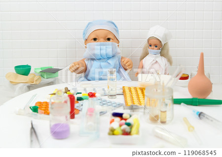 Toys medical scene with doctor and nurse at work 119068545