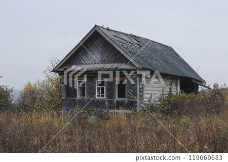 Abandoned wooden house 119069683