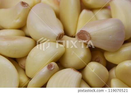 Whole garlic cloves top view Whole garlic cloves top view 119070521
