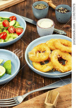 Fried squid rings and salad. 119070978