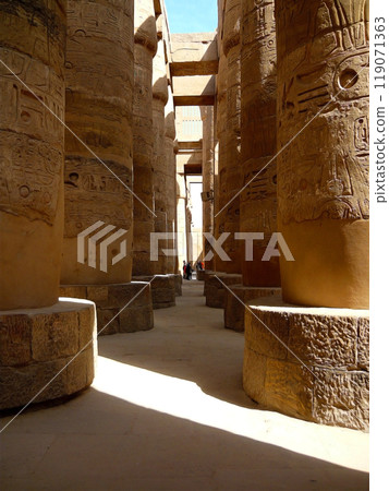 Temple complex in Egypt, stone ruins, desert landscape 119071363