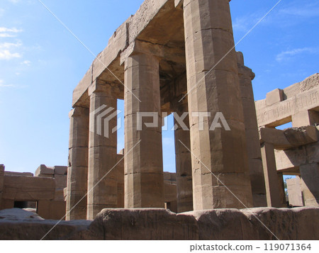 Temple complex in Egypt, stone ruins, desert landscape 119071364