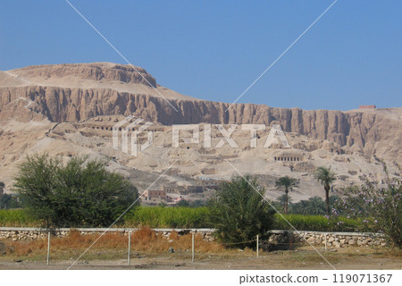 Temple complex in Egypt, stone ruins, desert landscape 119071367