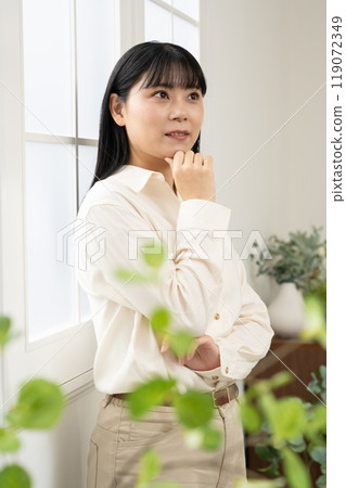一個女人站在窗邊擺姿勢 一個女人站在窗邊擺姿勢 119072349