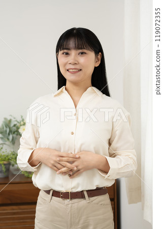 Woman posing indoors 119072355