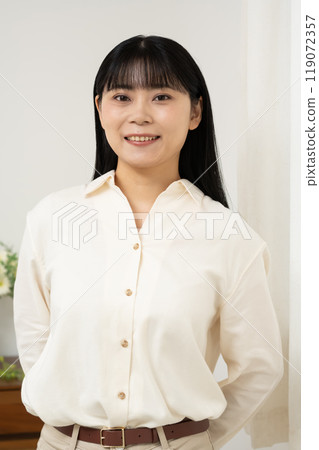 Woman posing indoors 119072357