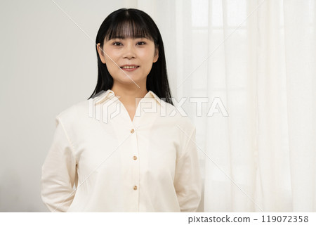 Woman posing indoors 119072358