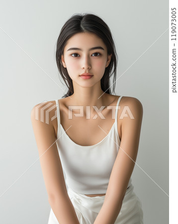 穿著吊帶背心的美麗女人 119073005