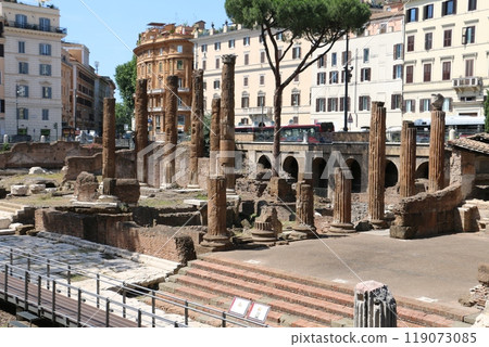 Ancient Roman ruins in the city of Rome 119073085