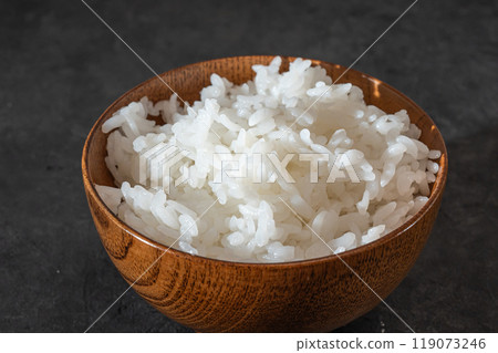 黑色背景上的白飯 黑色背景上的白飯 119073246