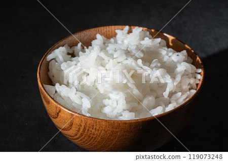 黑色背景上的白飯 黑色背景上的白飯 119073248