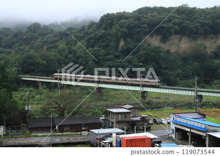 E211 series train racing on the Azuma Line shrouded in deep fog_Photo taken on October 5, 2024 119073544