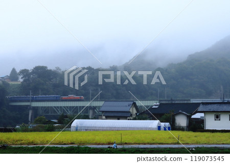 深霧中呼嘯而過的上越線快速群馬Fin 6_2024年10月5日拍攝 119073545