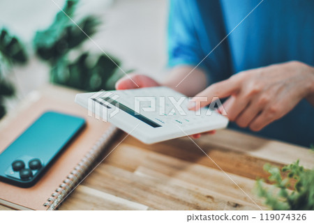 女人處理計算器 119074326