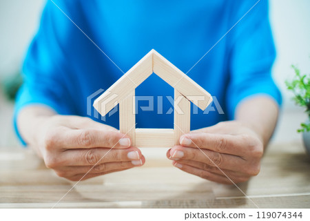 有木製微型房子的女人 有木製微型房子的女人 119074344