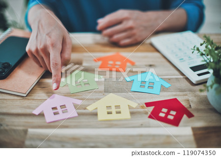 一個人選房子的商業形象 119074350