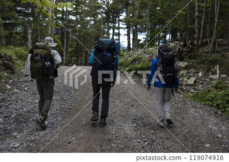 和朋友一起享受攀岩的樂趣 119074916