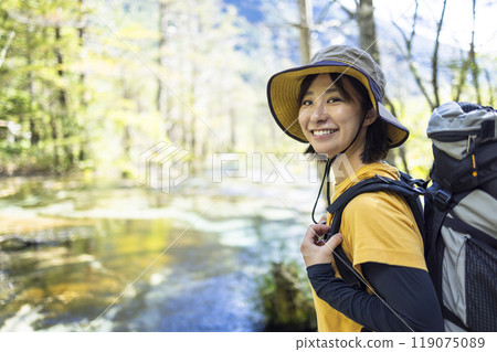 Woman hiking 119075089