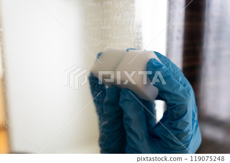 Cleaning scale and water stains on mirrors 119075248