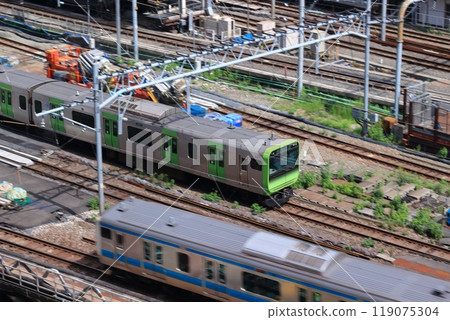Tokyo's commuter trains continue to run today "convenient," "punctual," and "safe." 119075304