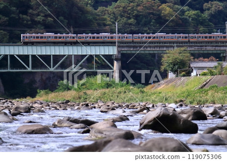 Seeing off the Joetsu Line train from the clear mountain stream of Okutone 119075306