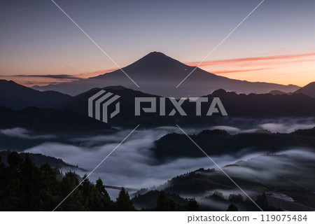 Morning sea of clouds and Mt. Fuji 119075484