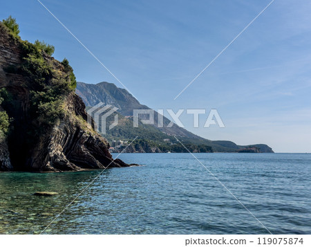 The Adriatic coast on a sunny day 119075874