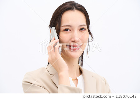 Business woman making a call 119076142