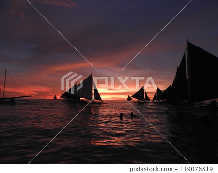 十月，菲律賓長灘島白色海灘的日落 119076319