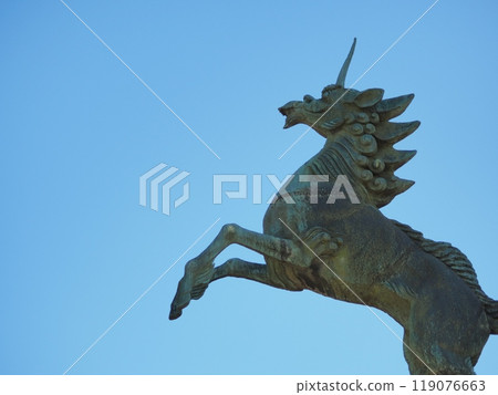 Unicorn statue and blue sky (in front of the Meiji Memorial Art Museum) 119076663