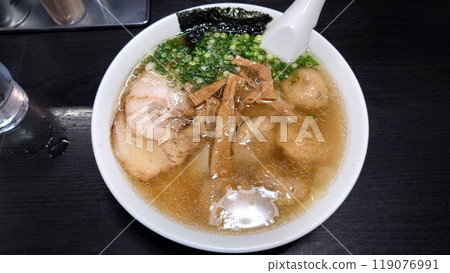 餛飩麵配麵麻、叉燒和蔥 119076991