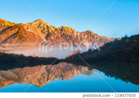 Climbing Mt. Karamatsu in autumn (Happoike Pond and the Hakuba Sanzan mountains at dawn) Climbing Mt. Karamatsu in autumn (Happoike Pond and the Hakuba Sanzan mountains at dawn) 119077850