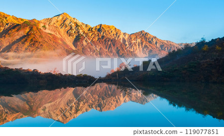 Climbing Mt. Karamatsu in autumn (Happoike Pond and the Hakuba Sanzan mountains at dawn) Climbing Mt. Karamatsu in autumn (Happoike Pond and the Hakuba Sanzan mountains at dawn) 119077851