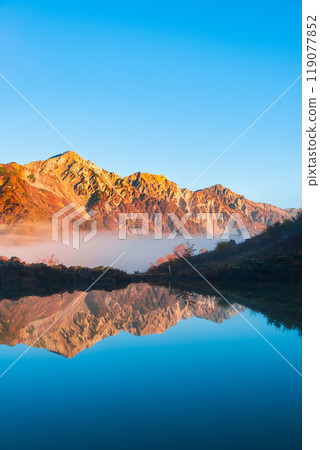 Climbing Mt. Karamatsu in autumn (Happoike Pond and the Hakuba Sanzan mountains at dawn) Climbing Mt. Karamatsu in autumn (Happoike Pond and the Hakuba Sanzan mountains at dawn) 119077852