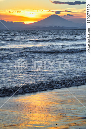Enoshima: Sunset at Katase Nishihama Beach and Mount Fuji (Fujisawa City, Kanagawa Prefecture) 119077860