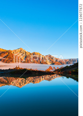 Climbing Mt. Karamatsu in autumn (Happoike Pond and the Hakuba Sanzan mountains at dawn) Climbing Mt. Karamatsu in autumn (Happoike Pond and the Hakuba Sanzan mountains at dawn) 119077872