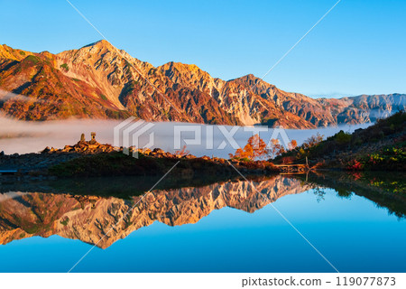 Climbing Mt. Karamatsu in autumn (Happoike Pond and the Hakuba Sanzan mountains at dawn) Climbing Mt. Karamatsu in autumn (Happoike Pond and the Hakuba Sanzan mountains at dawn) 119077873