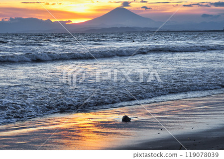 江之島片瀨西濱海灘和富士山的日落（神奈川縣藤澤市） 119078039