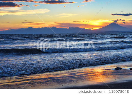 江之島片瀨西濱海灘和富士山的日落(神奈川縣藤澤市) 江之島片瀨西濱海灘和富士山的日落(神奈川縣藤澤市) 119078048