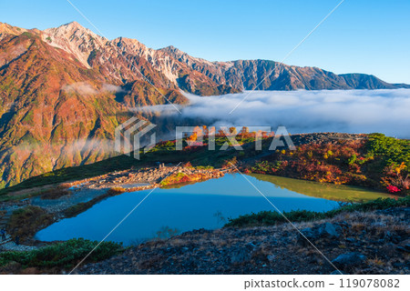 秋季攀登唐松岳（八方池、黎明時分的白馬三山） 119078082