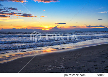江之島片瀨西濱海灘和富士山的日落（神奈川縣藤澤市） 119078085