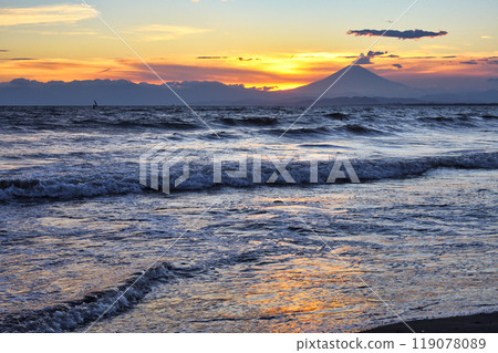 江之島片瀨西濱海灘和富士山的日落（神奈川縣藤澤市） 119078089