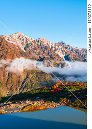 Climbing Mt. Karamatsu in autumn (Happoike Pond and the Hakuba Sanzan mountains at dawn) 119078110