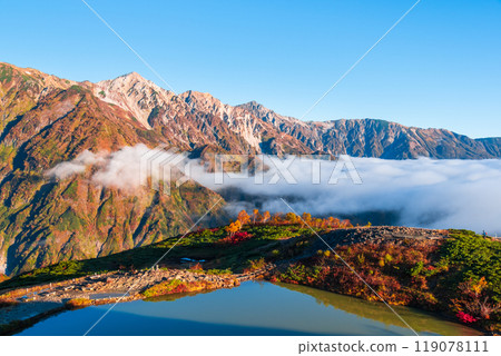 Climbing Mt. Karamatsu in autumn (Happoike Pond and the Hakuba Sanzan mountains at dawn) Climbing Mt. Karamatsu in autumn (Happoike Pond and the Hakuba Sanzan mountains at dawn) 119078111