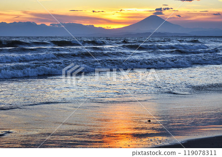 Enoshima: Sunset at Katase Nishihama Beach and Mount Fuji (Fujisawa City, Kanagawa Prefecture) 119078311