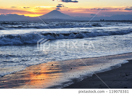 江之島片瀨西濱海灘和富士山的日落(神奈川縣藤澤市) 江之島片瀨西濱海灘和富士山的日落(神奈川縣藤澤市) 119078381