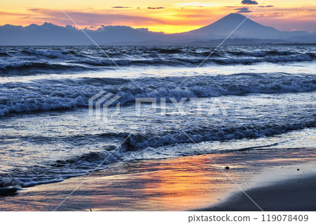 江之島片瀨西濱海灘和富士山的日落（神奈川縣藤澤市） 119078409
