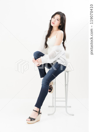 Young woman wearing skinny jeans, jeans, denim pants 119078410
